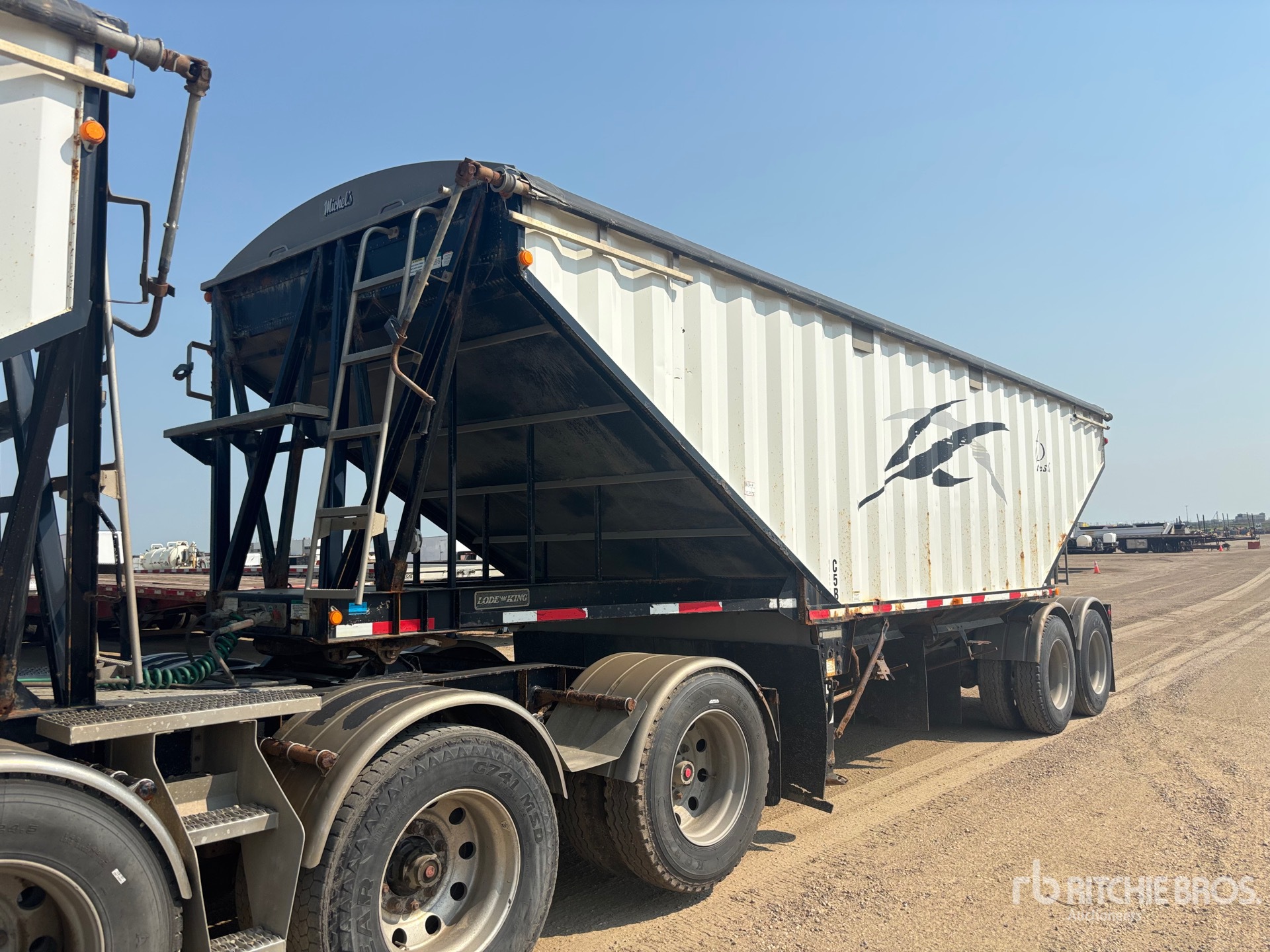 2013 Lode King 29 ft Super B-Train Pup Grain Trailer