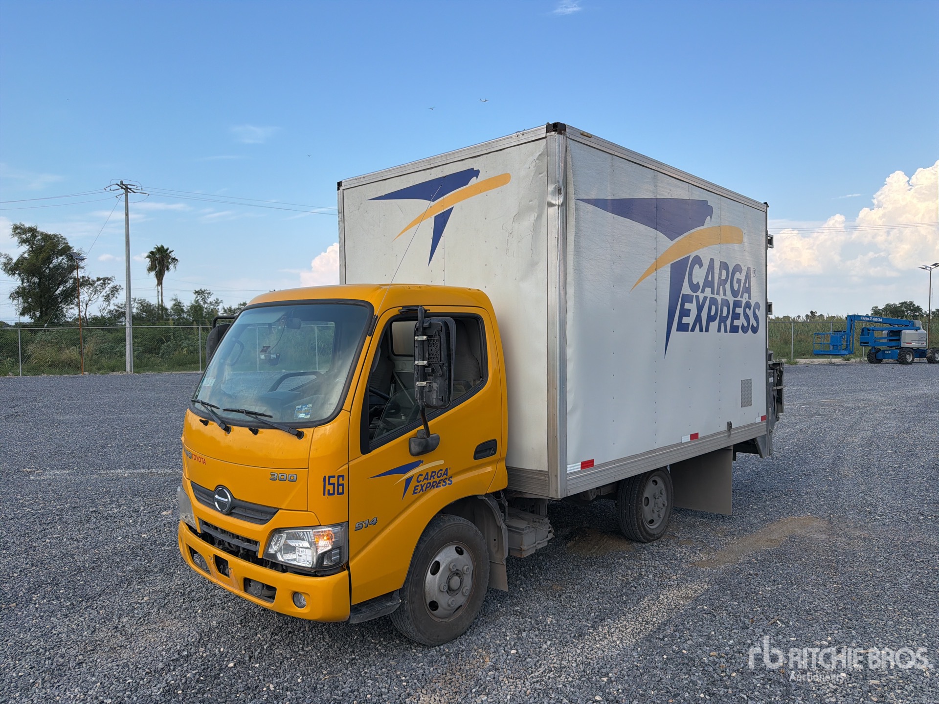 2023 Hino 300 Series Camion con Caja Seca / Van Truck
