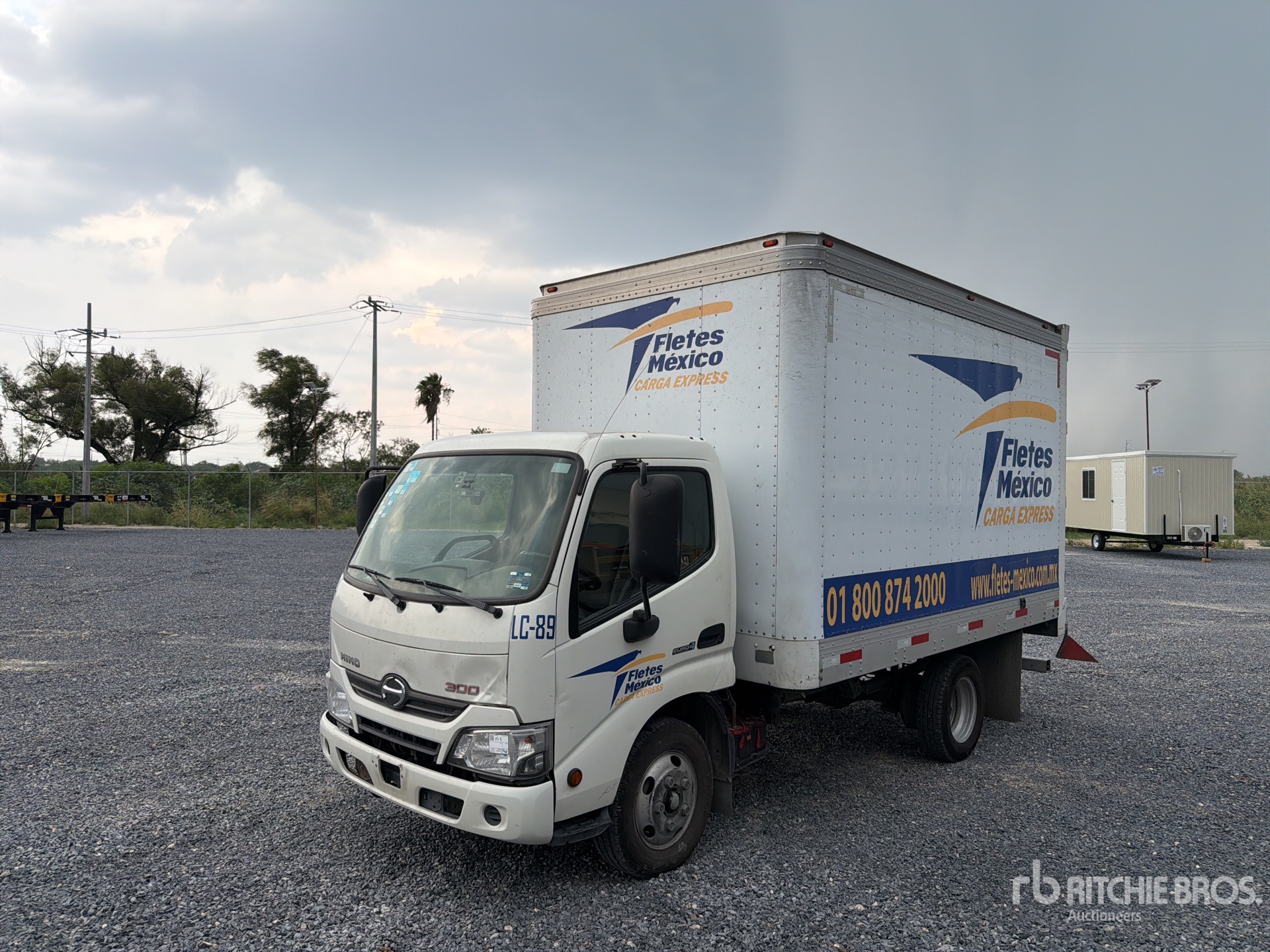 2019 Hino 300 Series 4x2 Moving Camion con Caja Seca / Van Truck