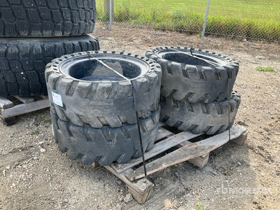 Quantity of (4) Camso 33x12-20 Opony - Fits Skid Steer Loader