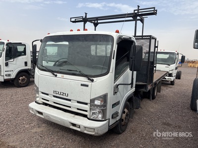 2013 Isuzu NPR 4x2 شاحنة مسطحة
