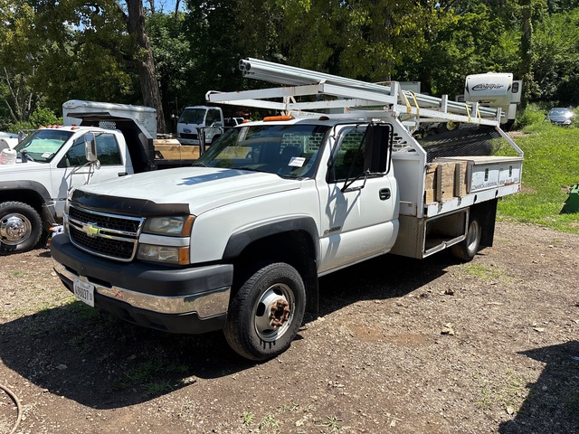 2007 Chevrolet 3500HD 4x2 Flatbed Truck