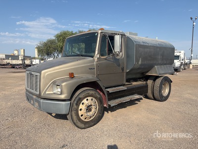 2001 Freightliner FL80 2000 gal 4x2 Water vrachtwagen