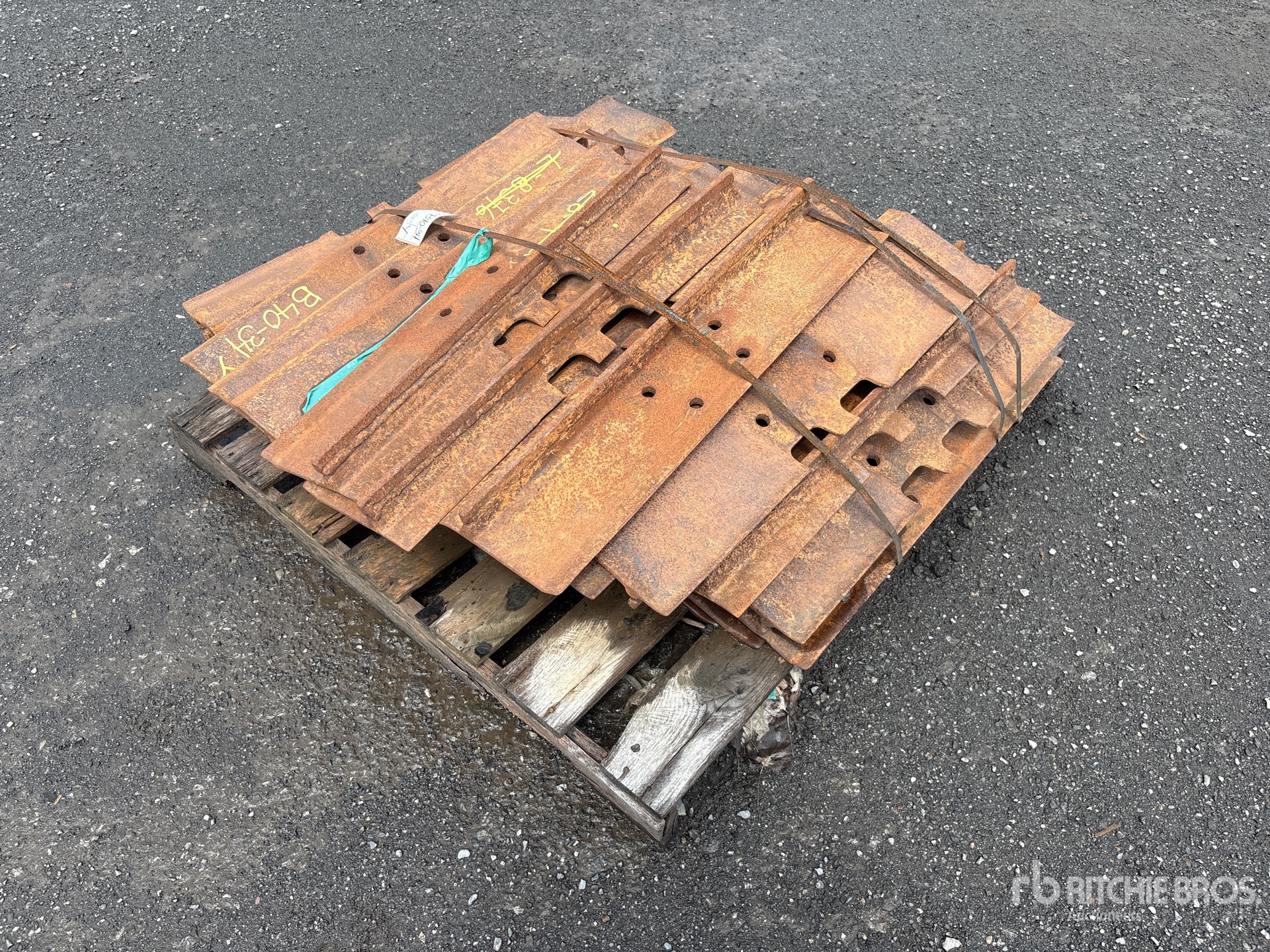 Quantity of 33 in Crawler Dozer Track Shoes