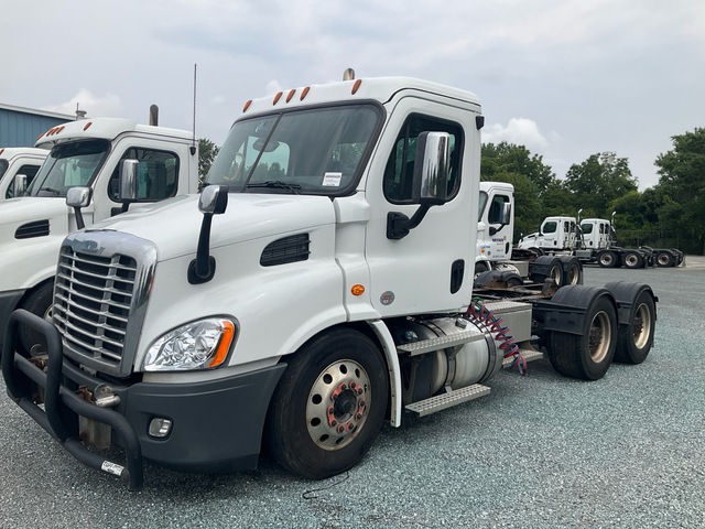 2020 Freightliner Cascadia 113 6x4 T/A Day Cab Truck Tractor