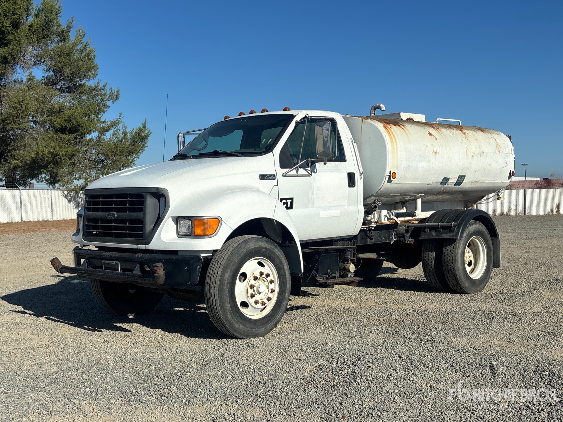 2000 Ford F-750 XL 4x2 Water Truck