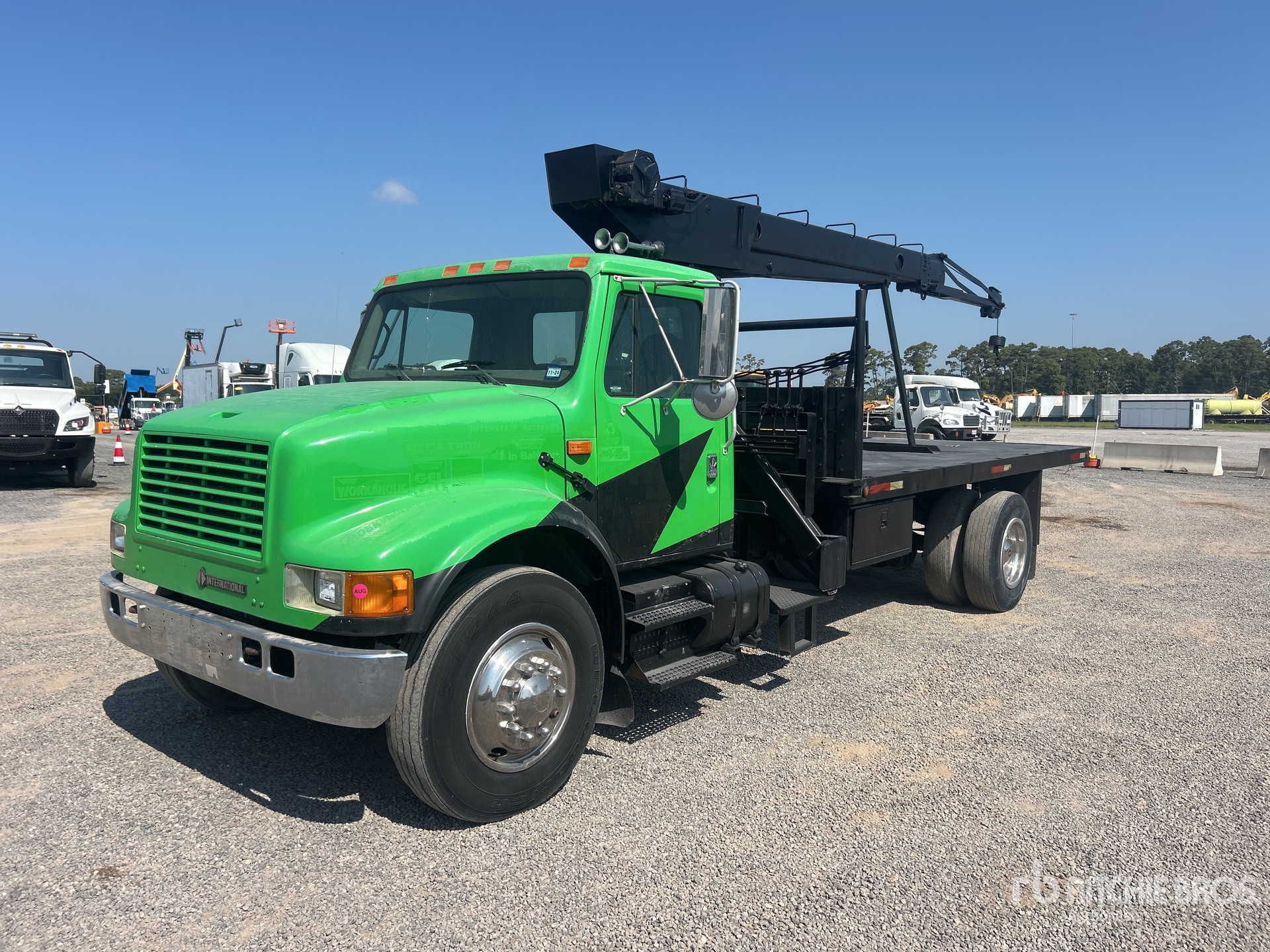 Straight Boom on 2000 International 4700 4x2 Boom Truck