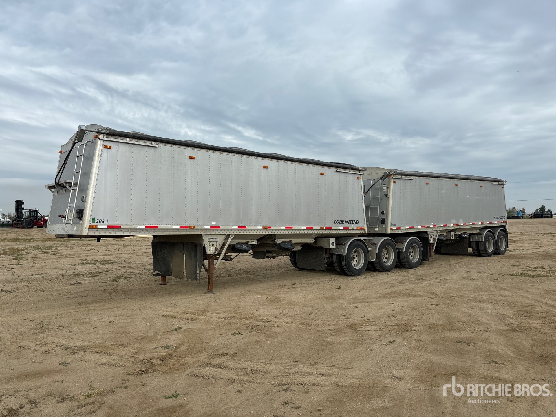 2013 Lode King 28 ft Super B-Train Lead Grain Trailer