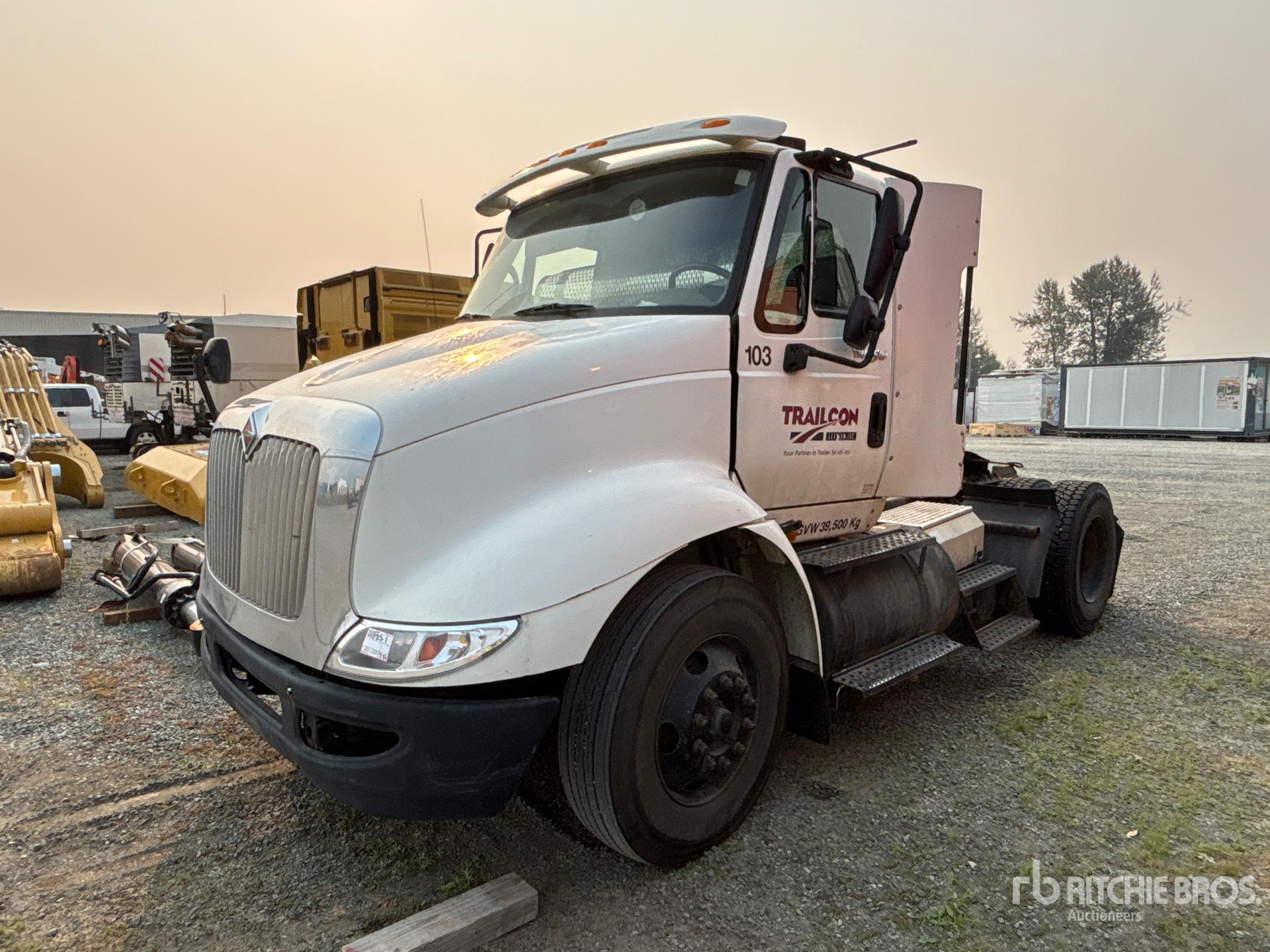 2010 International 8600 4x2 S/A Day Cab Truck Tractor (Inoperable)