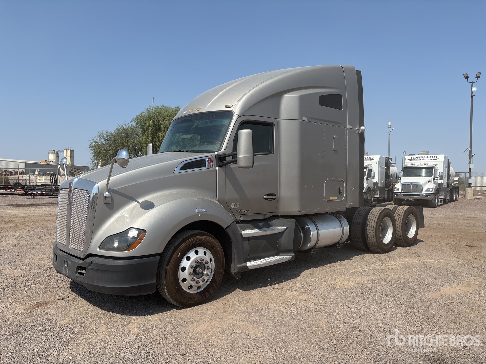 2014 Kenworth T680 6x4 T/A Sleeper Truck Tractor