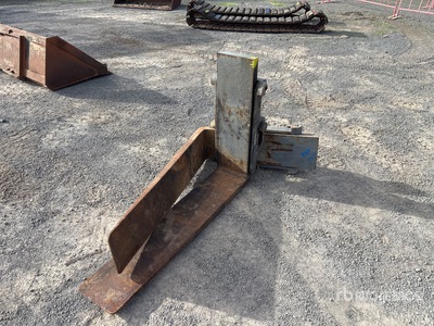 Quantity of (2) 1200 mm Vork toebehoren