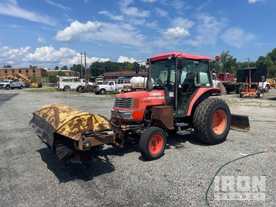 2005 Kubota M5700 Ciągnik z miotłą