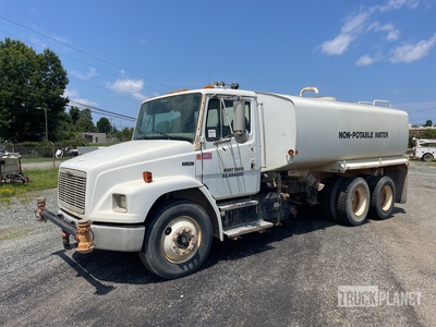 2001 Freightliner FL80 4000 gal 6x4 Camion à eau