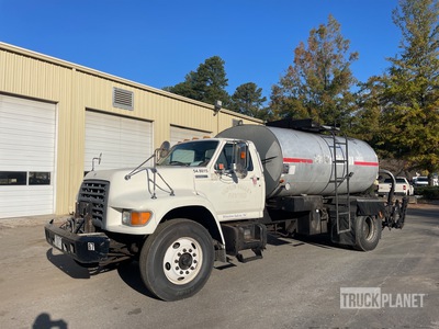 Rosco MAXIMIZER 1950 gal on 1997 Ford F800 4x2 Asfalt Verdeelwagen