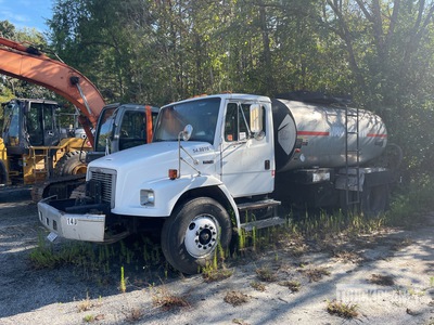 Rosco MAXIMIZER 1900 gal on 2002 Freightliner FL 70 4x2 Asphalt Distributor Truck