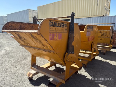 Quantity of (3) 2 Ton Zelfstortende trechter