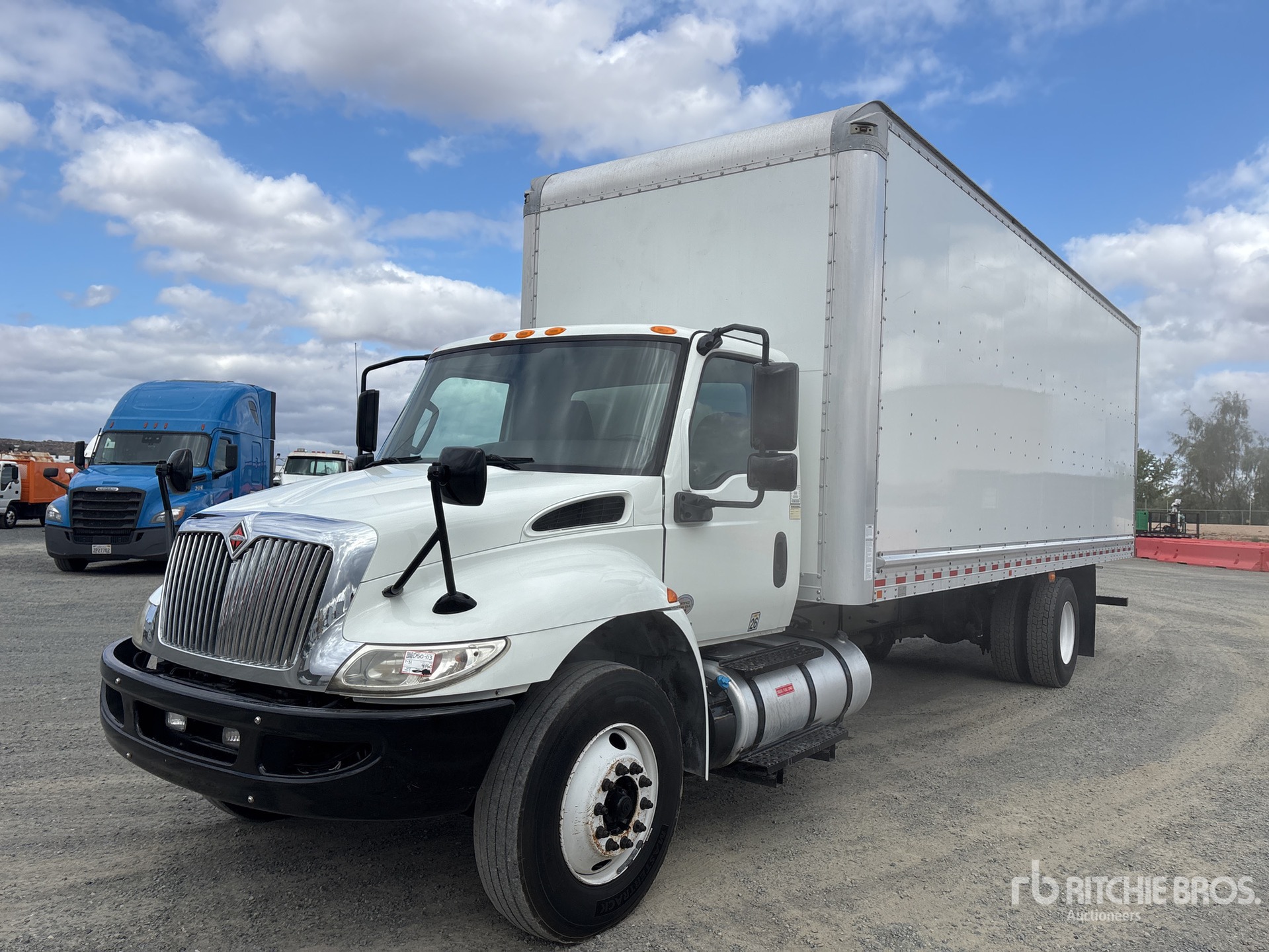 International 4x2 Van Truck