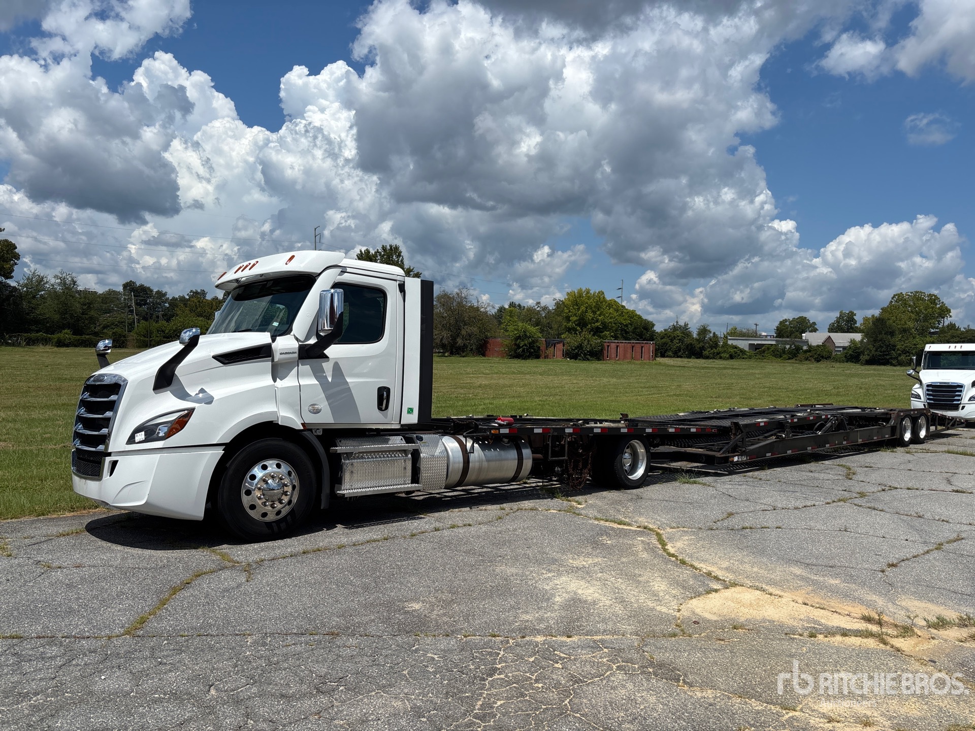 2024 Freightliner Cascadia 116 4x2 Car Carrier Truck