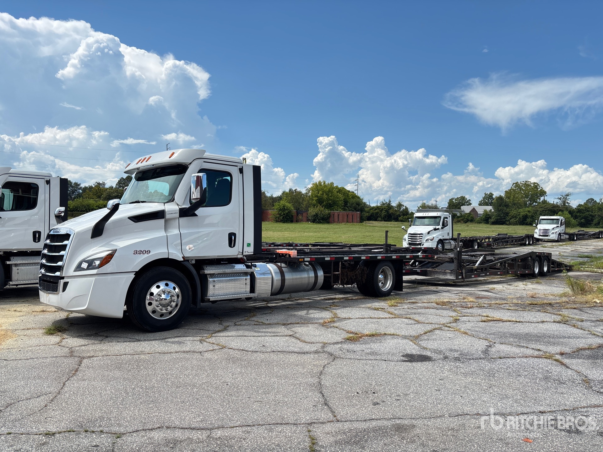 2024 Freightliner Cascadia 116 4x2 Car Carrier Truck