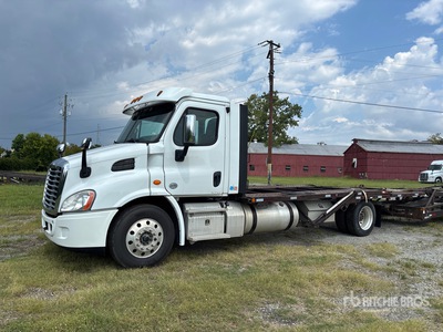 2019 Freightliner Cascadia 113 4x2 Car Carrier Truck