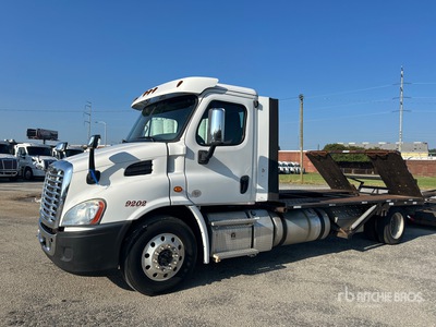 2019 Freightliner Cascadia 113 T/A Ciężarówka do przewozu samochodów