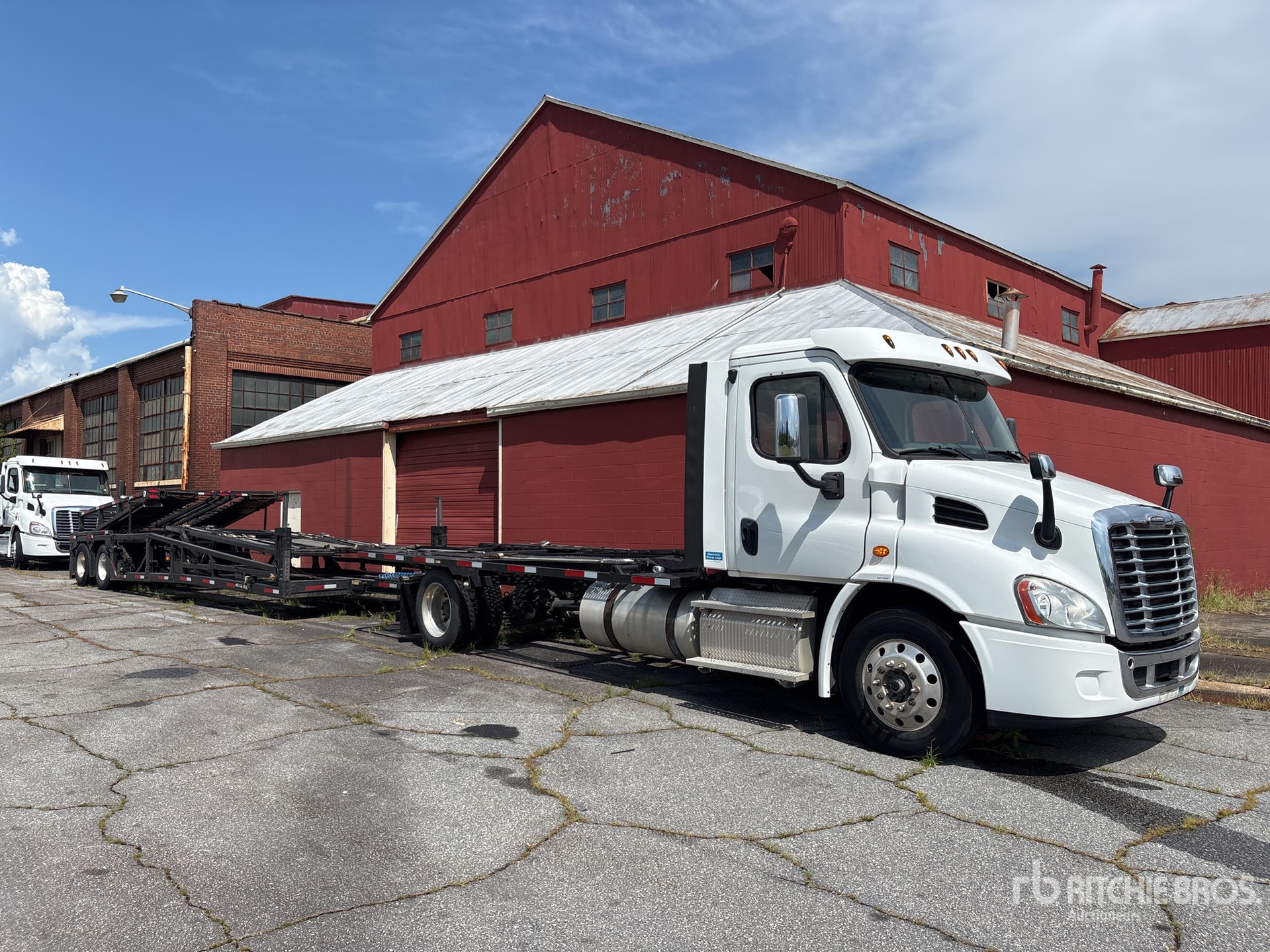 2019 Freightliner Cascadia 113 4x2 S/A Car Carrier Truck