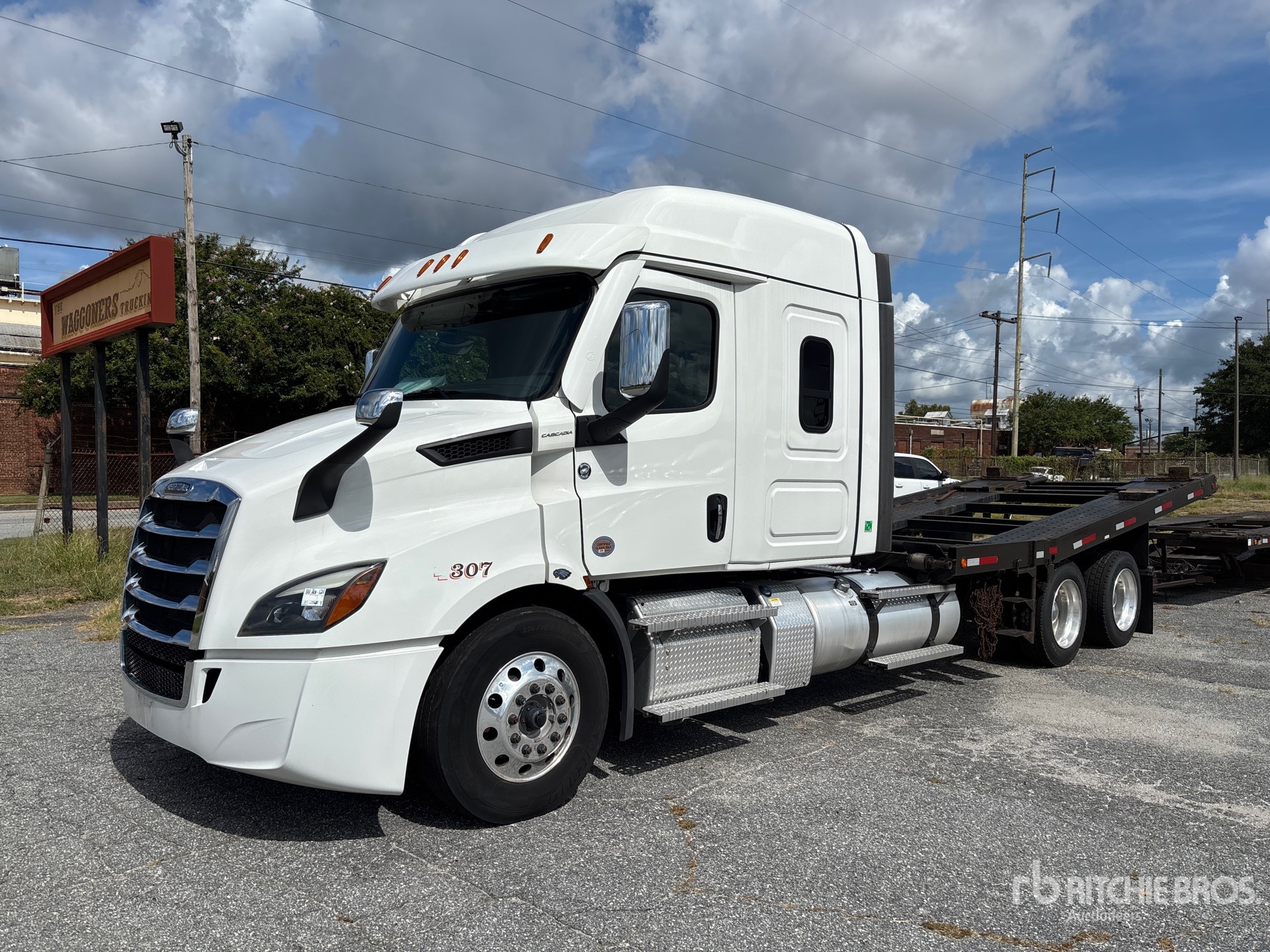 2025 Freightliner Cascadia 116 6x4 Sleeper Car Carrier Truck