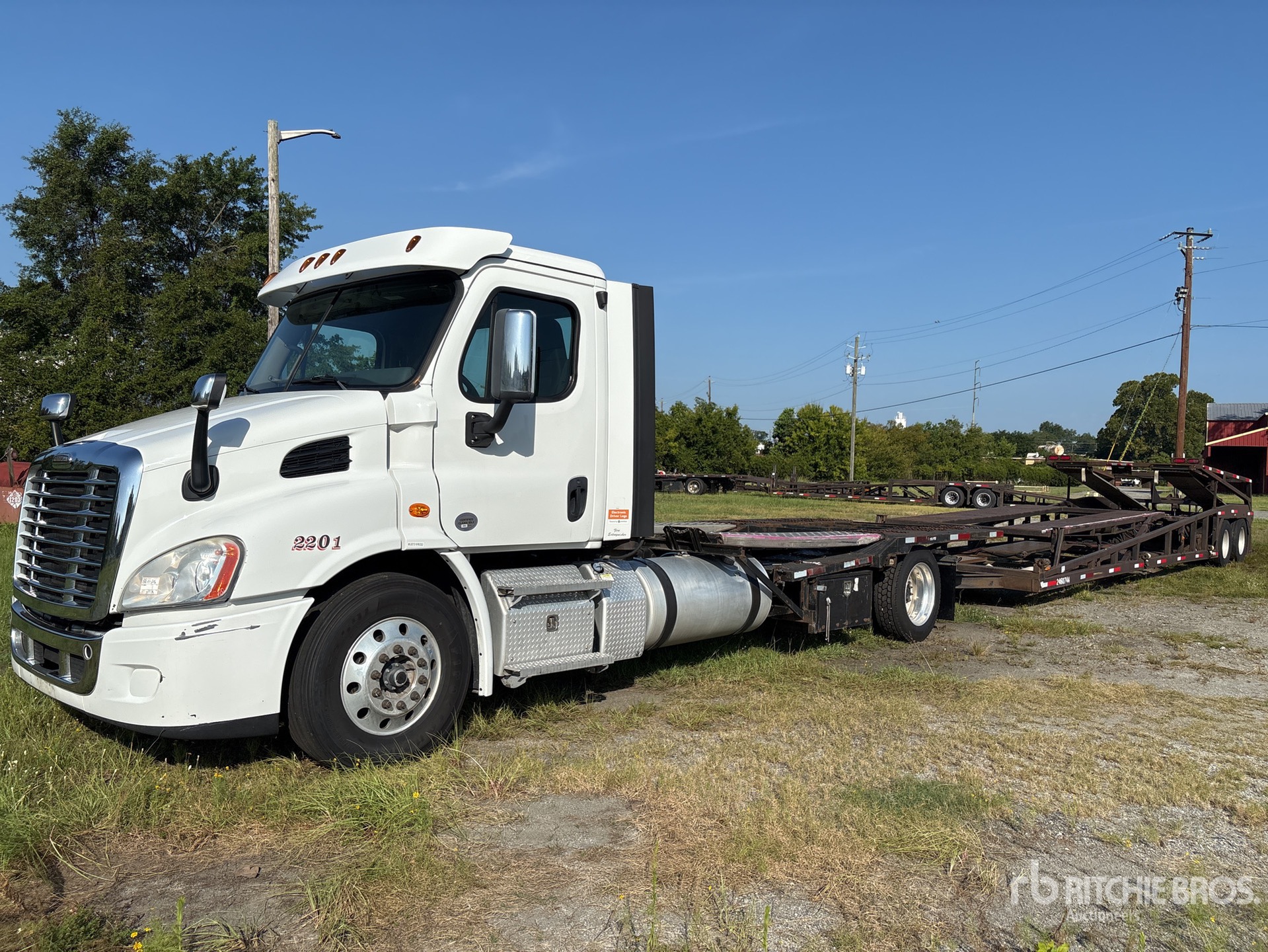 2020 Freightliner Cascadia 113 4x2 Car Carrier Truck