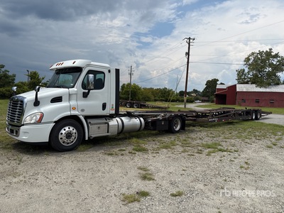 2020 Freightliner Cascadia 113 4x2 Car Carrier Truck