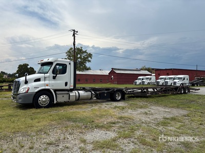 2020 Freightliner Cascadia 113 4x2 Car Carrier Truck