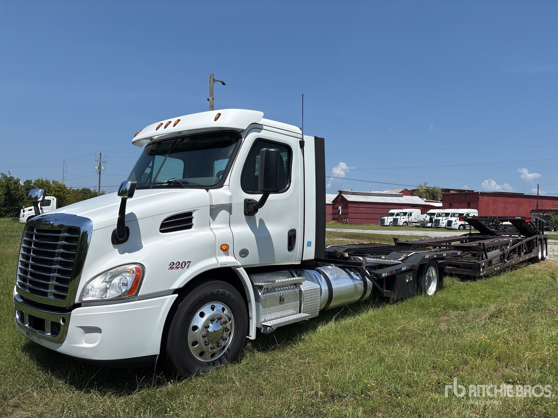 2020 Freightliner Cascadia 113 4x2 Car Carrier Truck