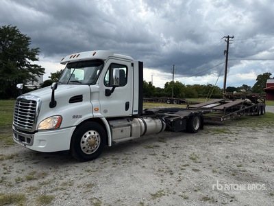 2020 Freightliner Cascadia 113 4x2 Car Carrier Truck