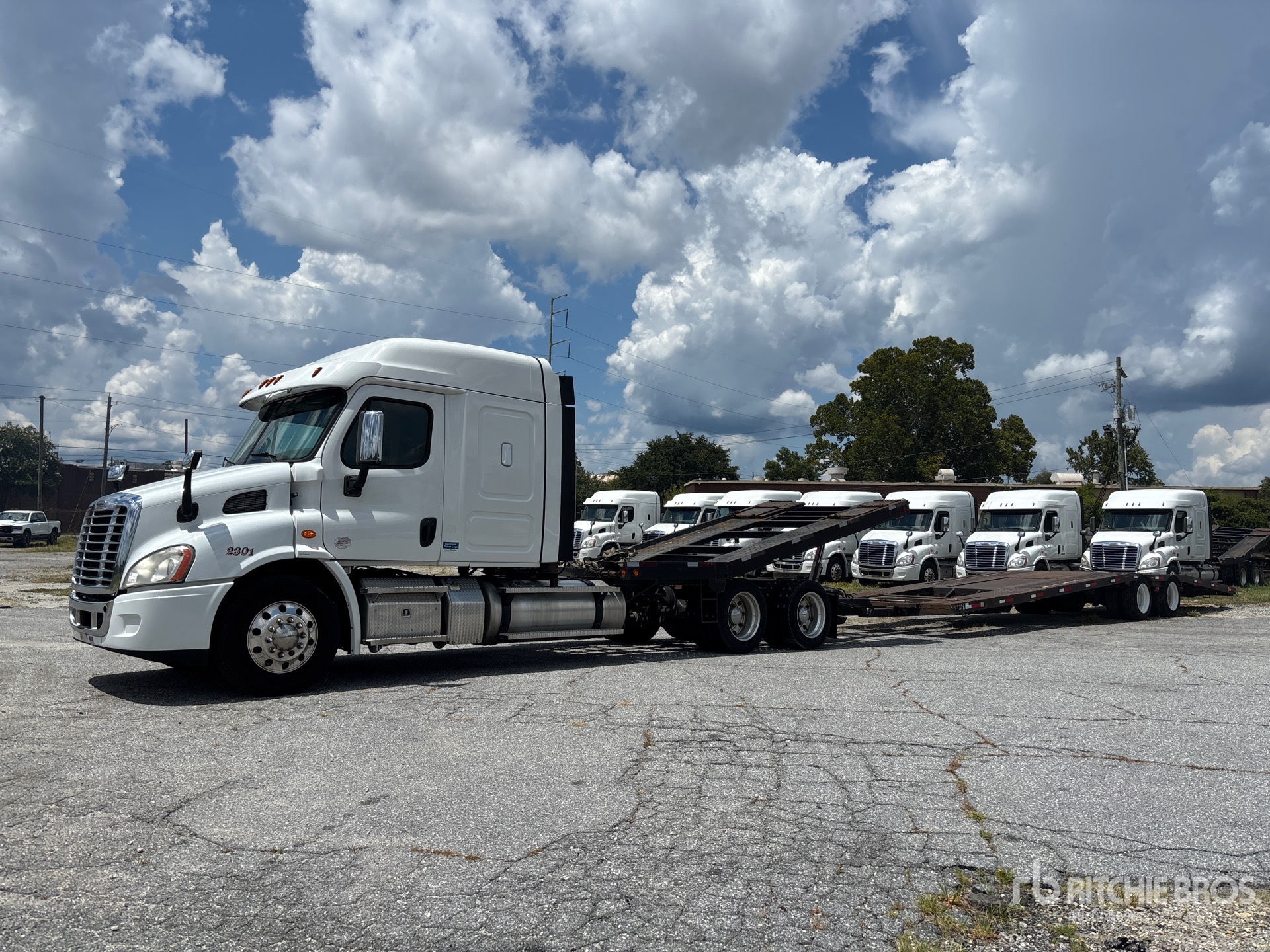 2020 Freightliner Cascadia 113 6x4 Sleeper Car Carrier Truck