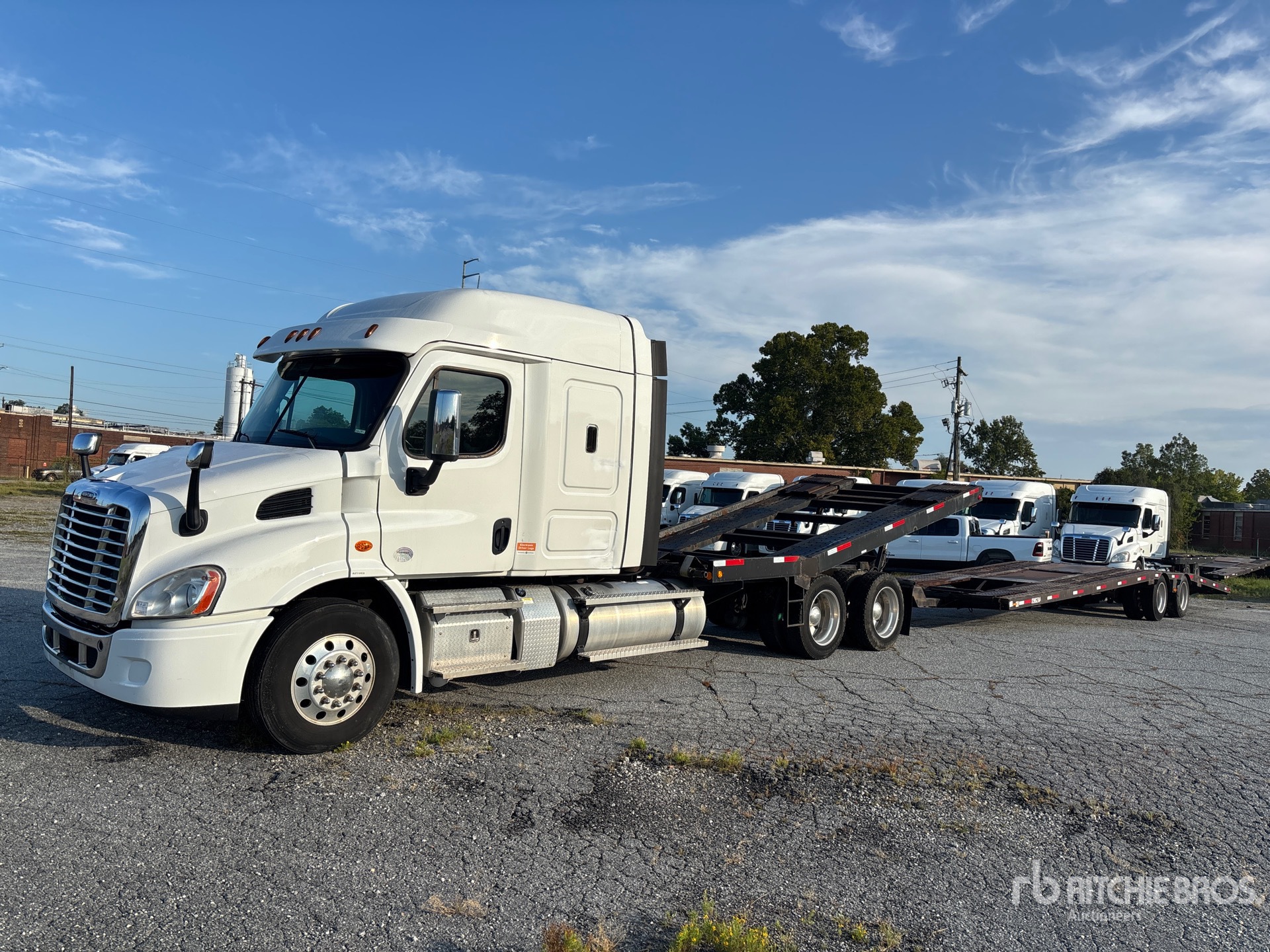 2020 Freightliner Cascadia 113 6x4 Car Carrier Truck