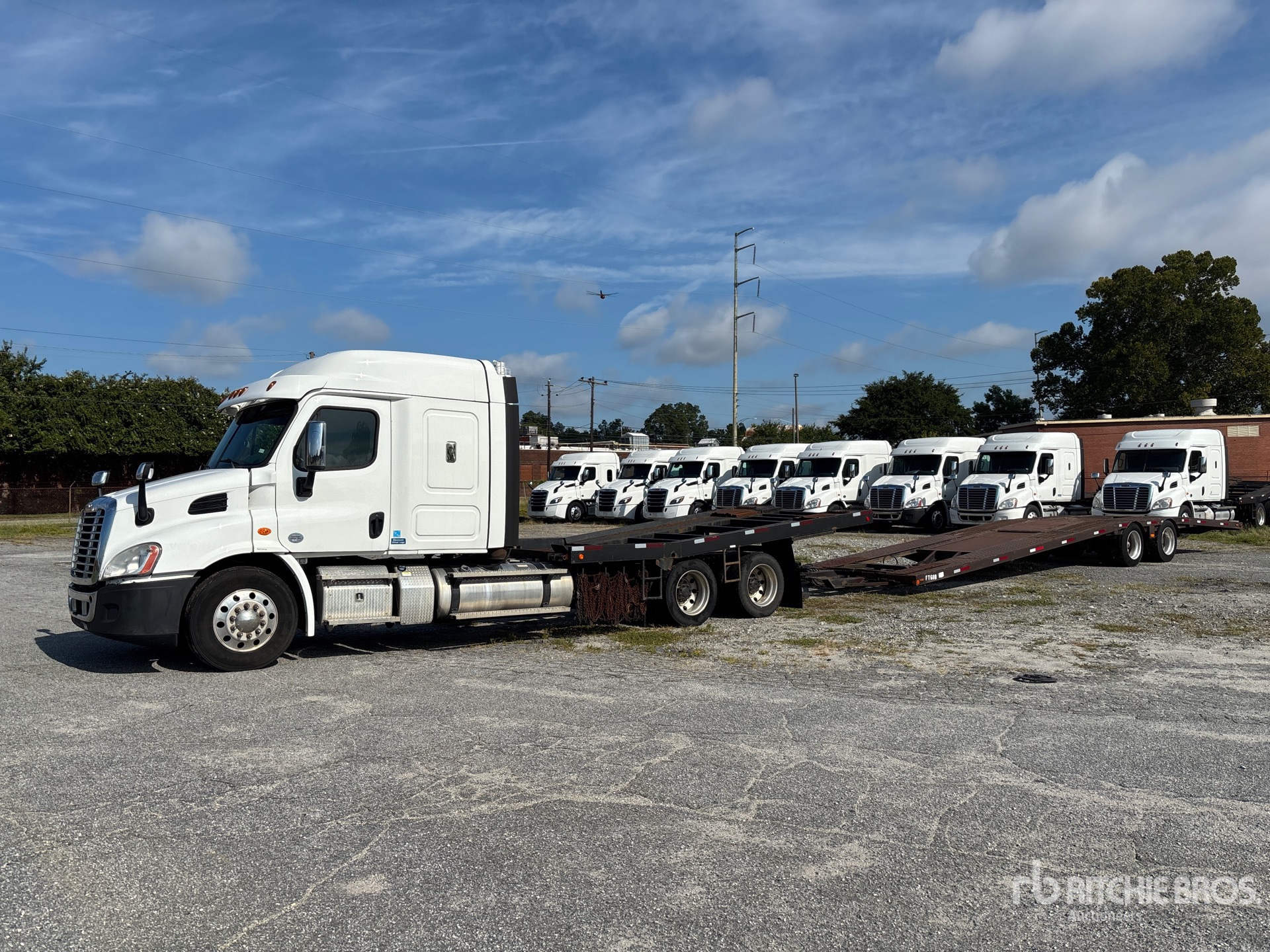 2020 Freightliner Cascadia 113 6x4 Sleeper Car Carrier Truck
