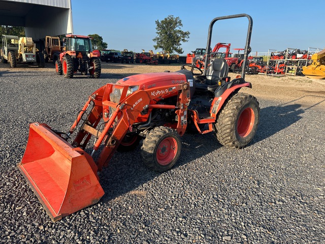 2023 Kubota LX2610HSD 4WD Utility Tractor