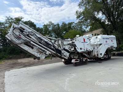 2017 Roadtec RX-600e-4 Tracked Asfalteer frees machine
