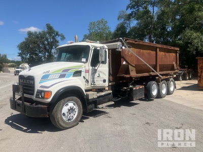 2007 Mack CV713 8x4 with 30 cu/yard box Camión rodante