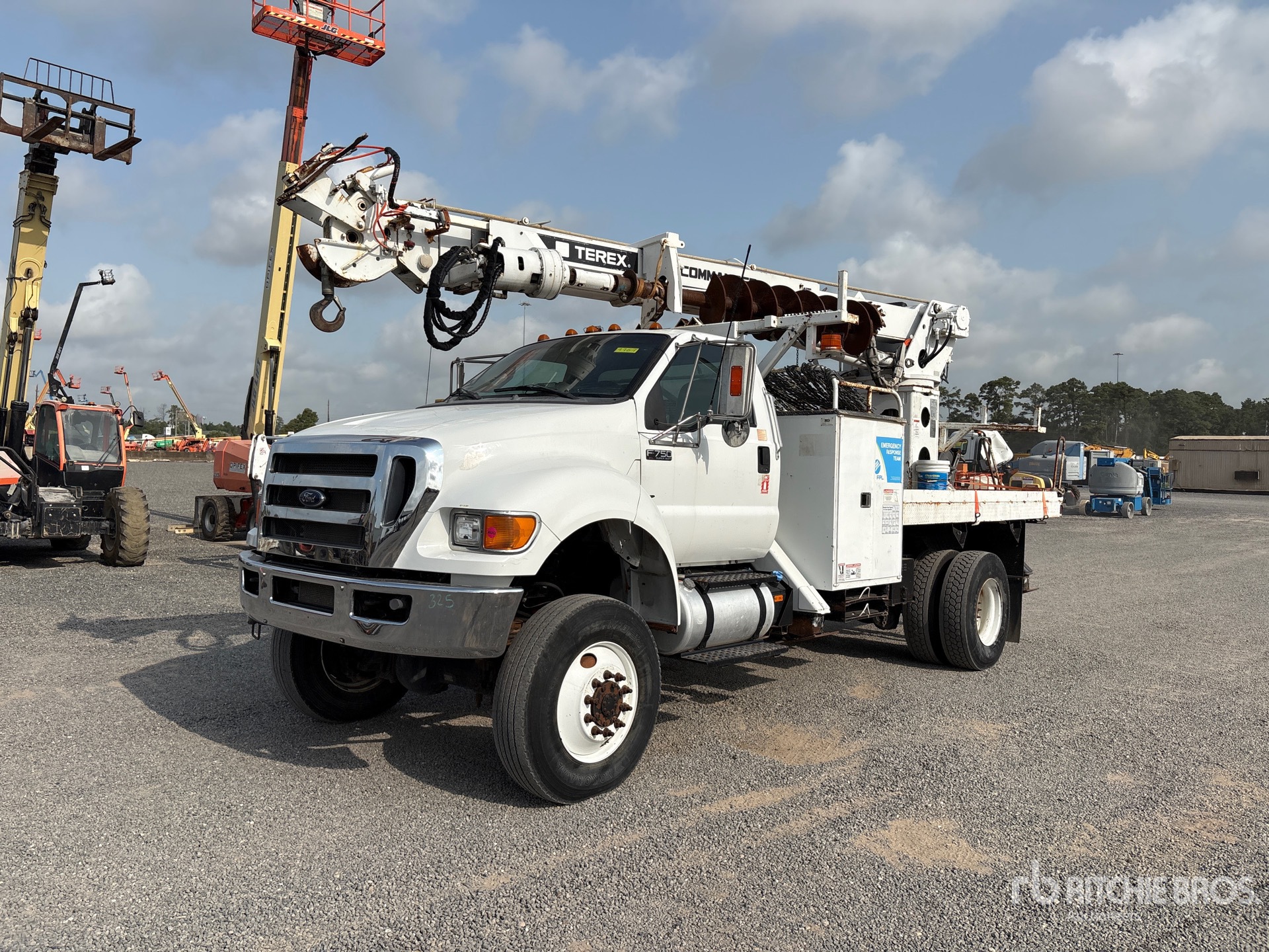 Terex Commander C4047 on 2015 Ford F-750 XL 4x4 Digger Derrick Truck