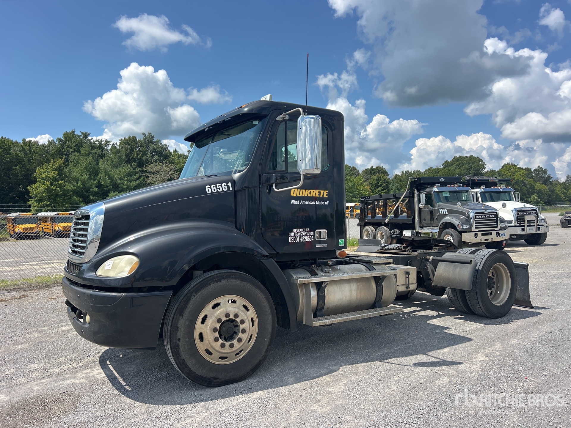 2007 Freightliner Columbia 112 4x2 S/A Day Cab Truck Tractor