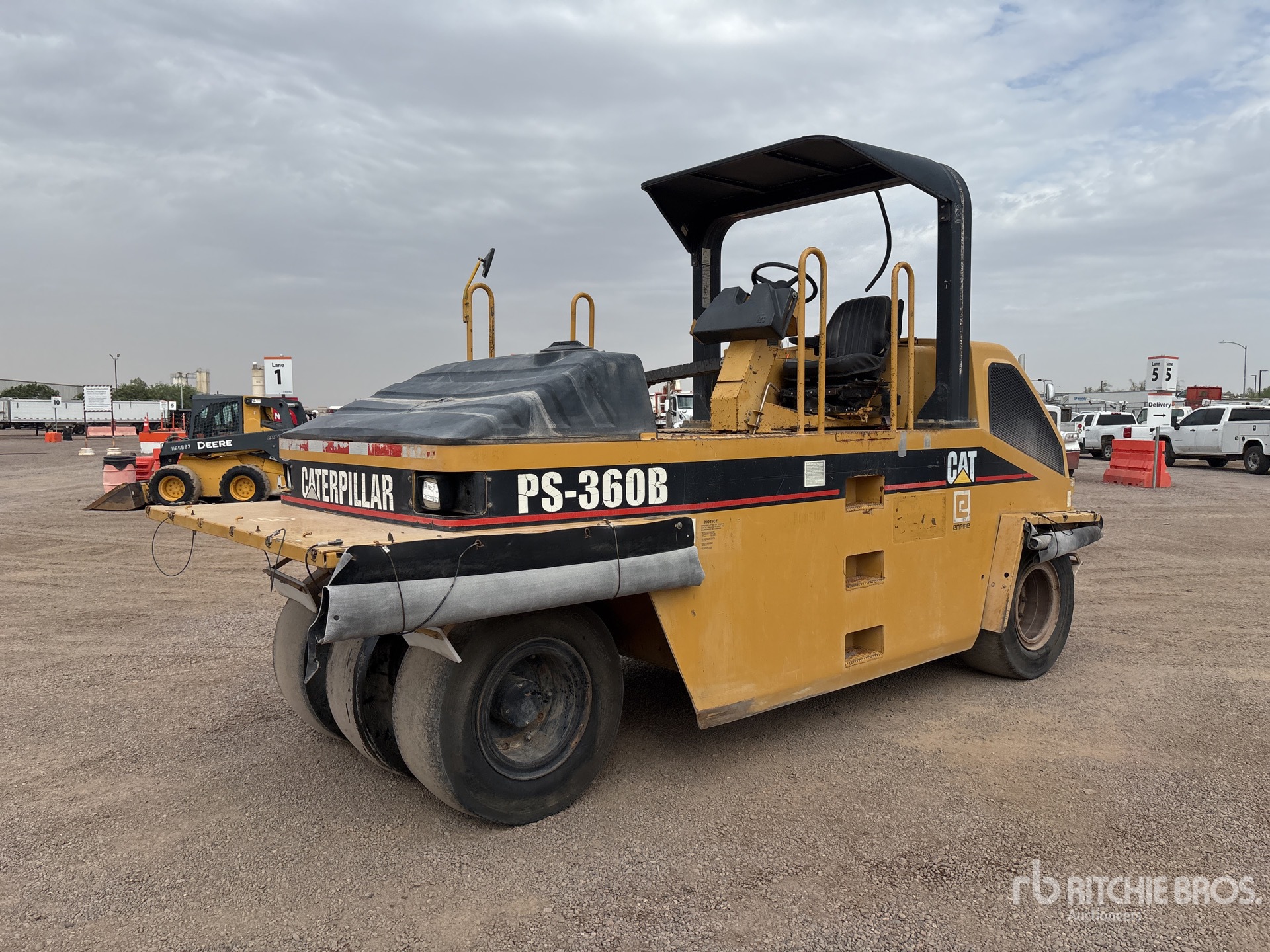 Cat PS-360B 7 Wheel Pneumatic Roller