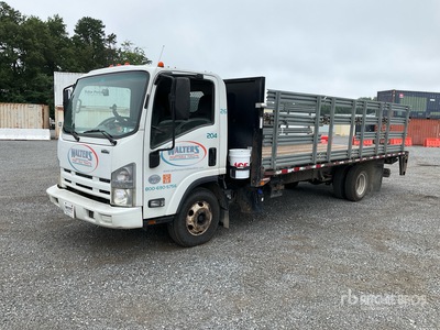 2015 Isuzu NPR 4x2 Ciężarówka z płaską platformą