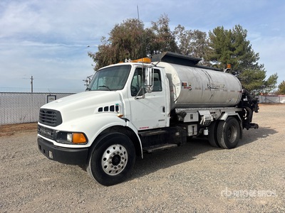 Bearcat on 2002 Sterling M8500 4x2 アスファルト運搬トラック