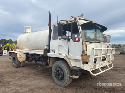 1990 Mitsubishi FM557 4x2 Camion cisterna de agua