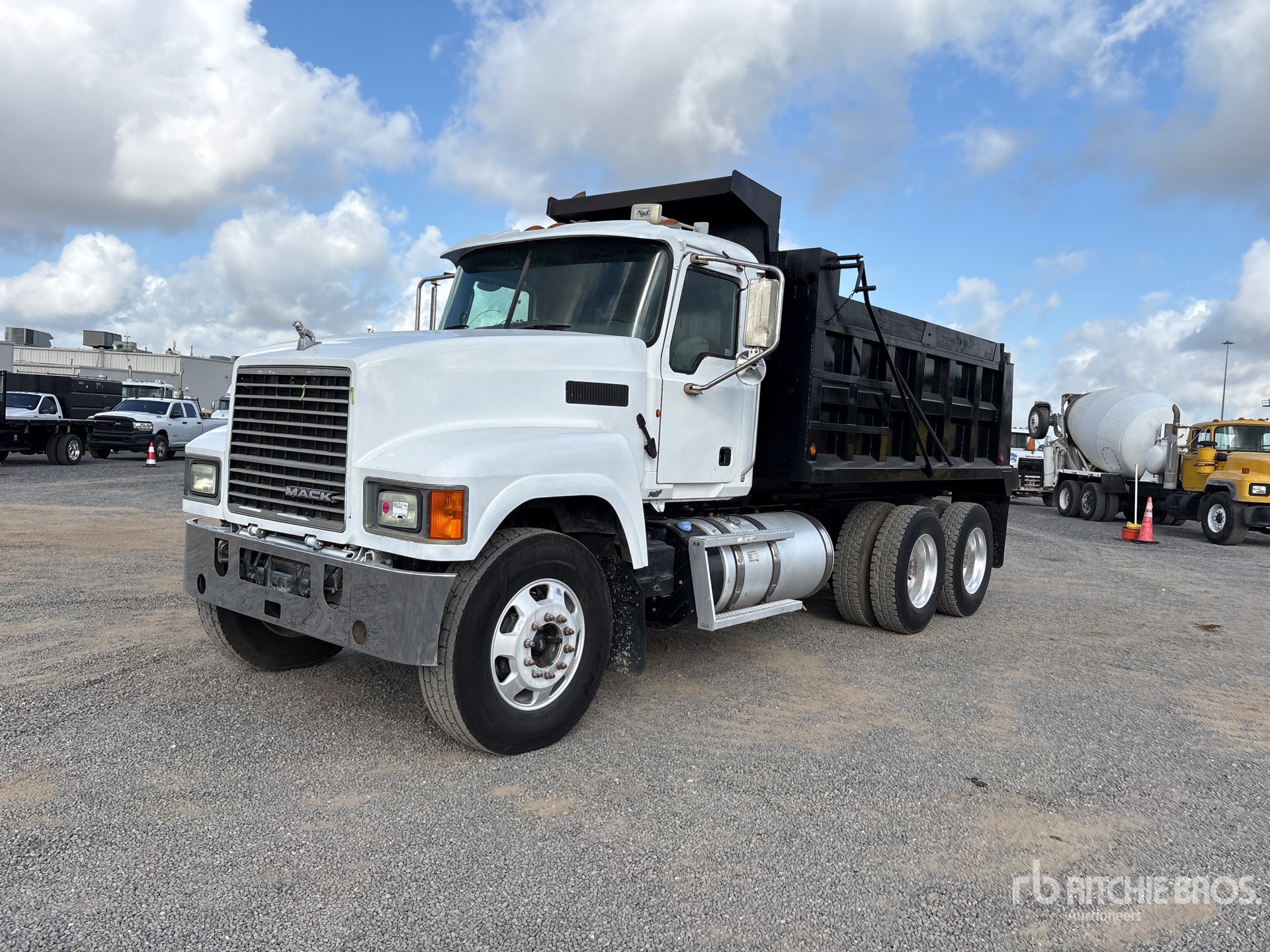 2011 Mack CHU613 Pinnicle 6x4 T/A Dump Truck