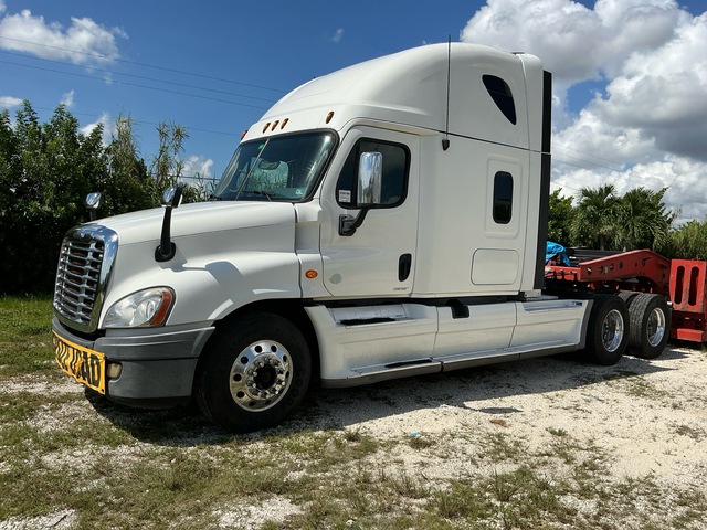 2012 Freightliner Cascadia 125 6x4 T/A Sleeper Truck Tractor