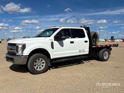 2018 Ford F-350 XLT 4x4 Crew Cab Flatbed Truck