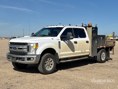 2017 Ford F-350 XLT 4x4 Crew Cab Camion à Plateau