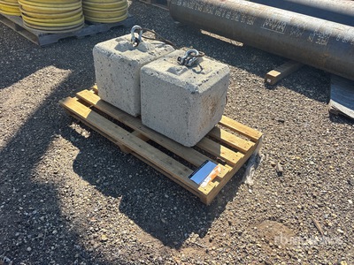 Quantity of (2) 200 kg Concrete Weights Divers - Équipement à béton