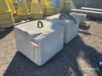 Quantity of (2) 1000 kg Concrete Weights Różne urządzenia do betonu Sprzęt do betonu